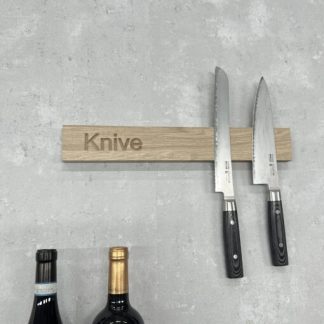 Knivmagnet 40 cm – Egetræ med teksten “Knive”