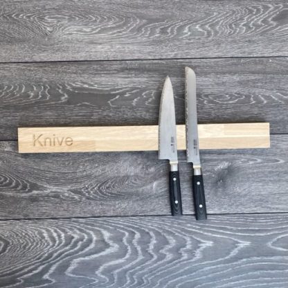 Knivmagnet 60 cm – Egetræ med teksten “Knive”