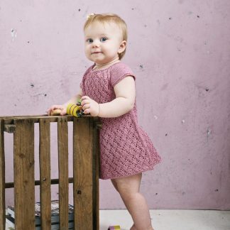 Elise strikkeopskrift By Permin Baby kjole med hulmønster 891128