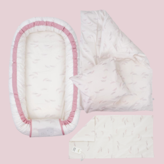 Pakke-tilbud med Mamamilla Babynest, Lagen til Babynest og Babysengetøj - Rose Feathers